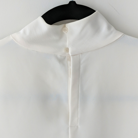 ✨2 for $45✨ Uniqlo Mock Neck Blouse - Picture 3 of 3